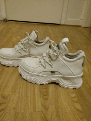 Baffaloo skor  - Vita baffaloo skor st r