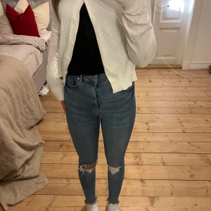 Byxor - Jag säljer mina jeans då dom inte kommer till användning. Dom är oanvända och pris kan diskuteras. Köparen står för frakt! 💙