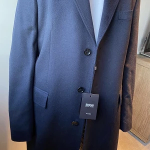 Hugo boss rock i pure Kashmir  - Ny och oanvänd rock ifrån Hugo boss, köpt på best of brands i Stockholm. Nypris: 12 999 kr Nu: 4 000 kr