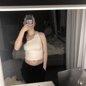 Enarmad linne - Detta enarmad ribbade linne från Gina tricot kommer ej till användning. Köptes för längesen och aldrig används! Väldig stretchig. Nypris 199, pris kan diskuteras