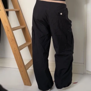 Fallskärmsbyxor - Säljer fallskärmsbyxor frånhumana. Aldrig använda. Passar xs-m pga justerbar midja. Finns fler bilder⭐️
