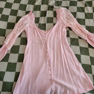 For love & lemons klänning  - En knappt använd klänning från for love and lemons. Katt finns i hemmet. 