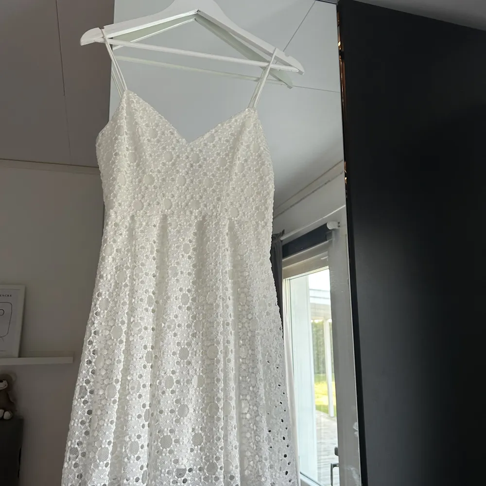 Supersöt vit klänning ifrån h&m passar perfekt till student eller skolavslutning❤️ . Klänningar.