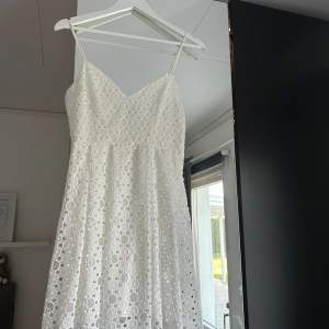 Supersöt vit klänning ifrån h&m passar perfekt till student eller skolavslutning❤️ 