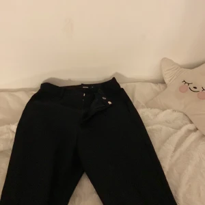 Kostymbyxor - Kostym byxor från bikbok, klippt hål själv så sänker pris men inga defekter från utsidan