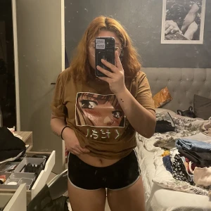 Svarta mjukisar - Svarta mjukis shorts med vit söm längst ner. Storlek M men skulle säga S.