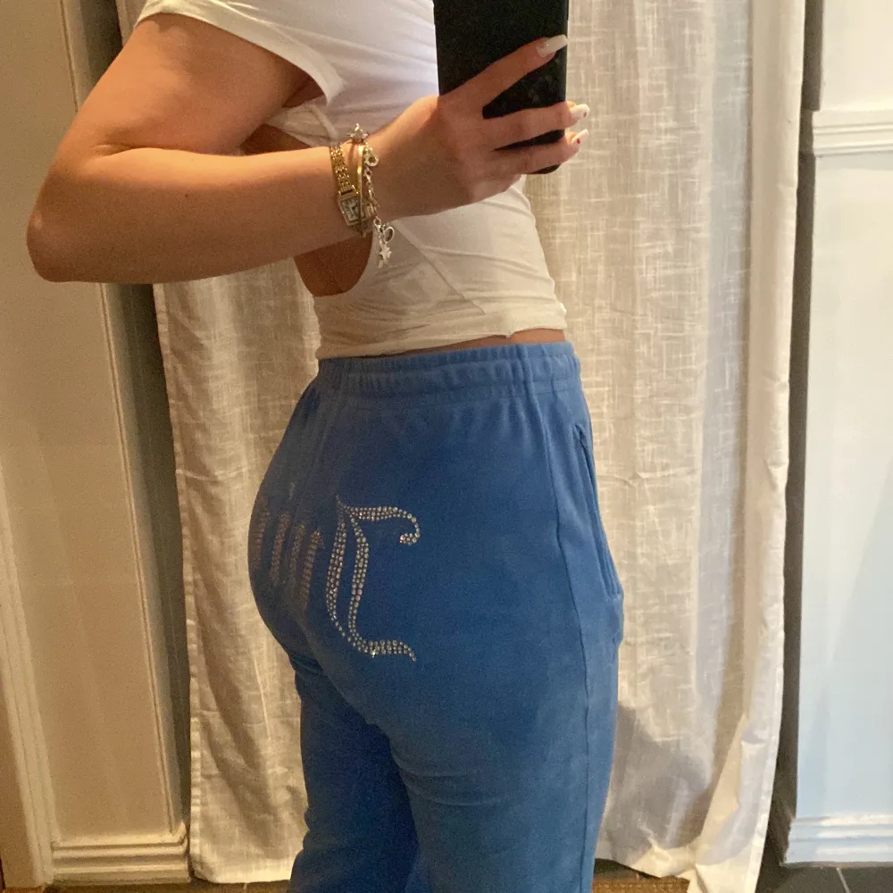 Ett par blåa Juciy couture byxor. Använda ett få tal gånger men ser ut som nya. Alla kristaller är kvar💕💕 jag är 155, dem är lite långa på mig men någ perfekta för 160 och uppåt . Jeans & Byxor.
