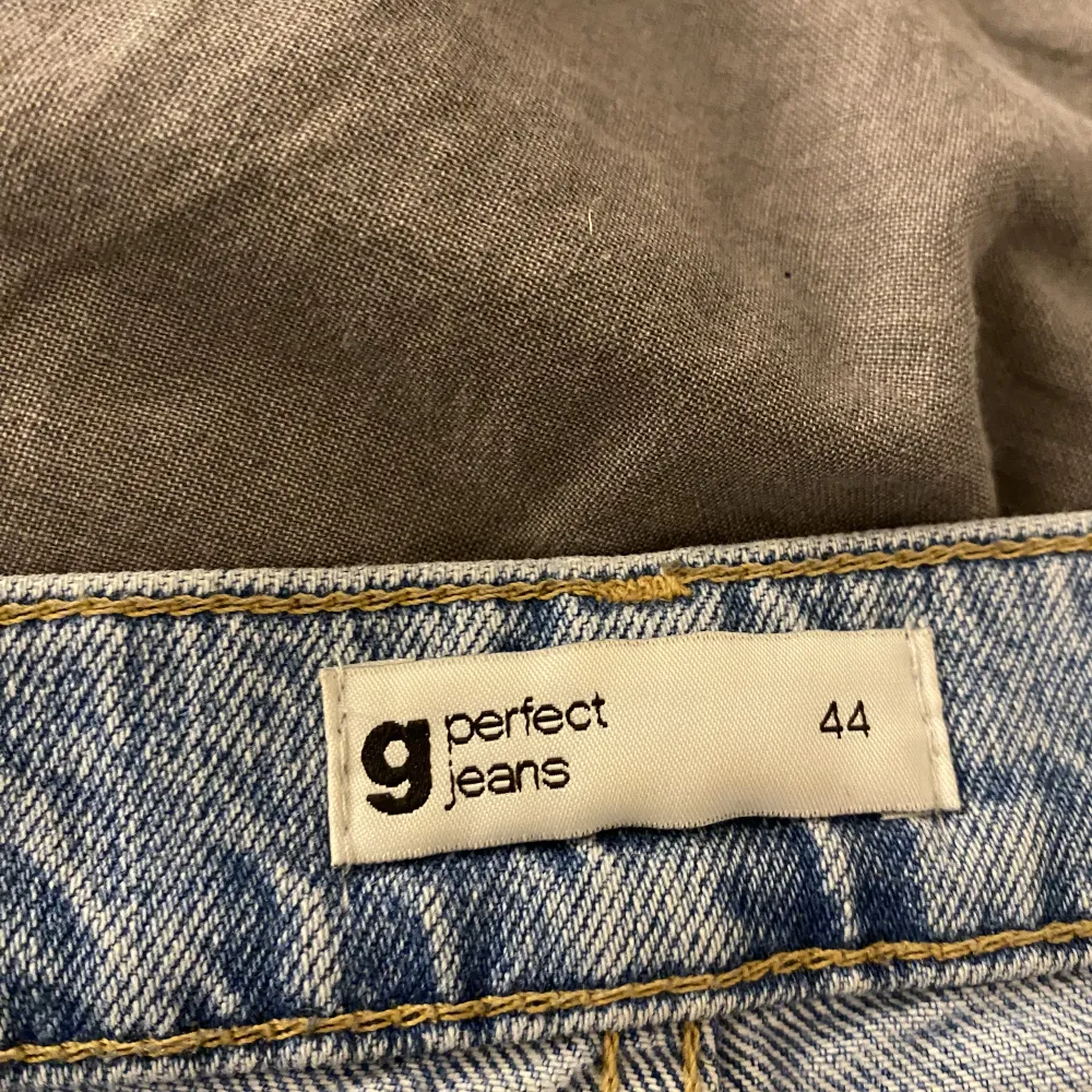 Säljer dessa snygga jeans från Gina som tyvärr inte används! Fint skick! . Jeans & Byxor.