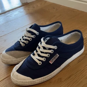 Kawasaki damskor  - Stl 38 Köpta i maj 2022, använda 3 ggr. Lite missfärgningar i det vita gummit frampå annars felfria i fint skick! 