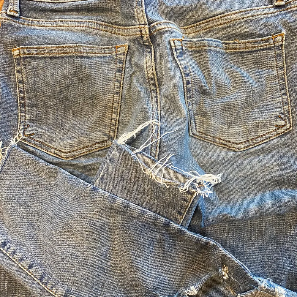 Säljer dessa jeans från bikbok storlek S. Jag skulle säga att de är mellan lowwaist och midwaist. De är väl använda men i fint skick, bortsett från hålen😜 . Jeans & Byxor.