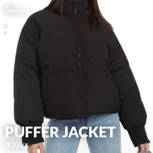 Pufferjacket - Säljer en fin svart pufferjacket för 400kr. Vid snabbt köp sänker jag pris!!!Använd några gånger men inte så mycket min stil så säljer den! Säljer den också på tise