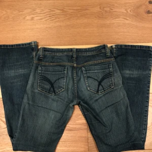 Lågmidjade jeans  - Säljer ett av mina favvo jeans eftersom jag behöver pengar. De är i storlek 27 men skulle även passa någon som har 28, de är väldigt töjbara!🥰De är lite slitna slängts ner men det är inget man tänker på 💋