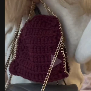 Virkad väska - Säljar den här tiny virkade väskan från stazzi.remake.😍❤️