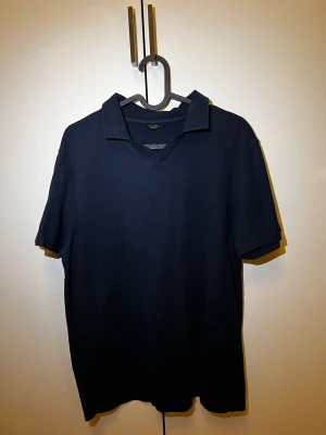 Massimodutti pikè - Massimodutti pikè, mörkblå! Använd men i fint skick. Storlek M, använder inte då den är för liten för mig nu.  Hör av er vid intresse!