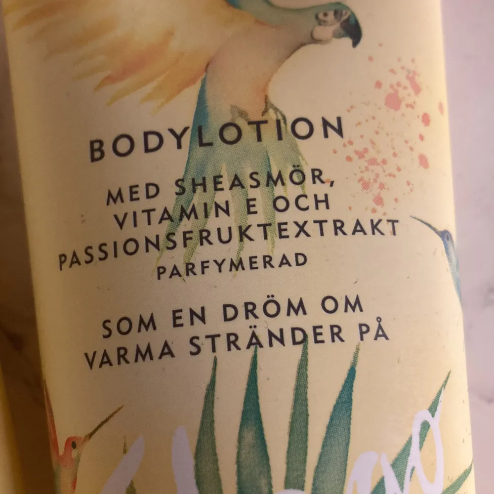 Ett litet bodycare back med dusch kräm och body lotion från apoliva med lukt av passion och natur oanvänd . Övrigt.
