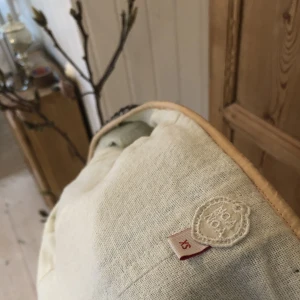 Fint skuren Jacka/topp - Xs sparsamt använd som ny. Bröst mått 86cm dovt grön med ljus rosa inlägg.