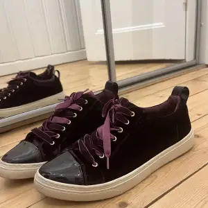 Sneakers i sammet från Massimo Dutti i storlek 38. Fina men har tyvärr fått lite skav på insidan, se bild! Supersköna och passar till alla tillfällen!