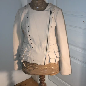 Jacka/topp - Måttligt använd byst mått 86cm