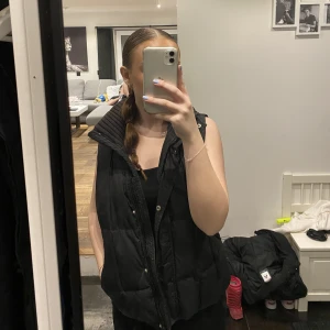 Väst - Väst från ESPRIT säljs för 350kr + frakt. Strl s men passar allt från xs-m, jag är 165cm lång. Har både dragkedja och knappar