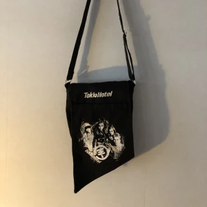 As cool väska - Säljer denna TokioHotel axelremsväska för att jag aldrig får användning för den. Jag köpte den second hand och den är i bra skick. Bandet är justerbart💗 