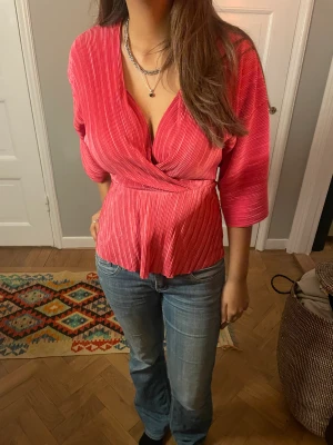 Rosa Blus💗💗💗 - Säljer min fina unika rosa blus som jag köpte på arkivet. Så snygg och perfekt för helgen, kommer tyvärr inte till användning längre. Tveka inte att höra av er om ni undrar något💗💗💗❤️❤️