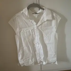 Kortärmad vit skjorta - Storlek 42 - Ordinare från Carin Wester - Köparen betalar för frakt - Inga returer - Betalning via köp direkt 