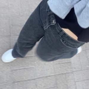 Super fina mid Rise jeans ifrån Cubus strl 32/xs 💕lite straight/wide 