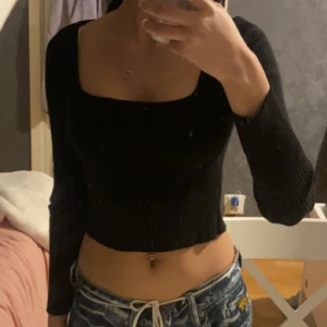 Svart crop tröja - Säljer denna fina tröja med tjockt material perfekt för vintern, den är från H&M och aldrig använd.