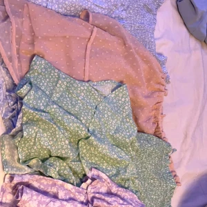 kjolar  - Säljer dessa fyra somriga kjolarna då dom inte kommer till användning. 3 av dom är helt oanvända. Skriv om ni vill ha fler bilder. Köparen står för frakt. 50 kr st. 