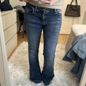 Säljer mina supersnygga ltb jeans! Tvätten är så snygg💗 nypris 726kr, de har deffekter där av de sänkta priset!