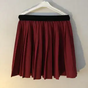 Jätte söt vinröd kjol som jag fick av en kompis för länge sedan men tyvärr inte använder. Den har en ganska tajt midja men ändå stretchig💗