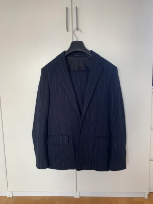 FILIPPA K KOSTYM - Använd vid ett tillfälle. Säljer för att jag inte använder kostym. Köptes för 5500kr. Passar 178cm-184cm