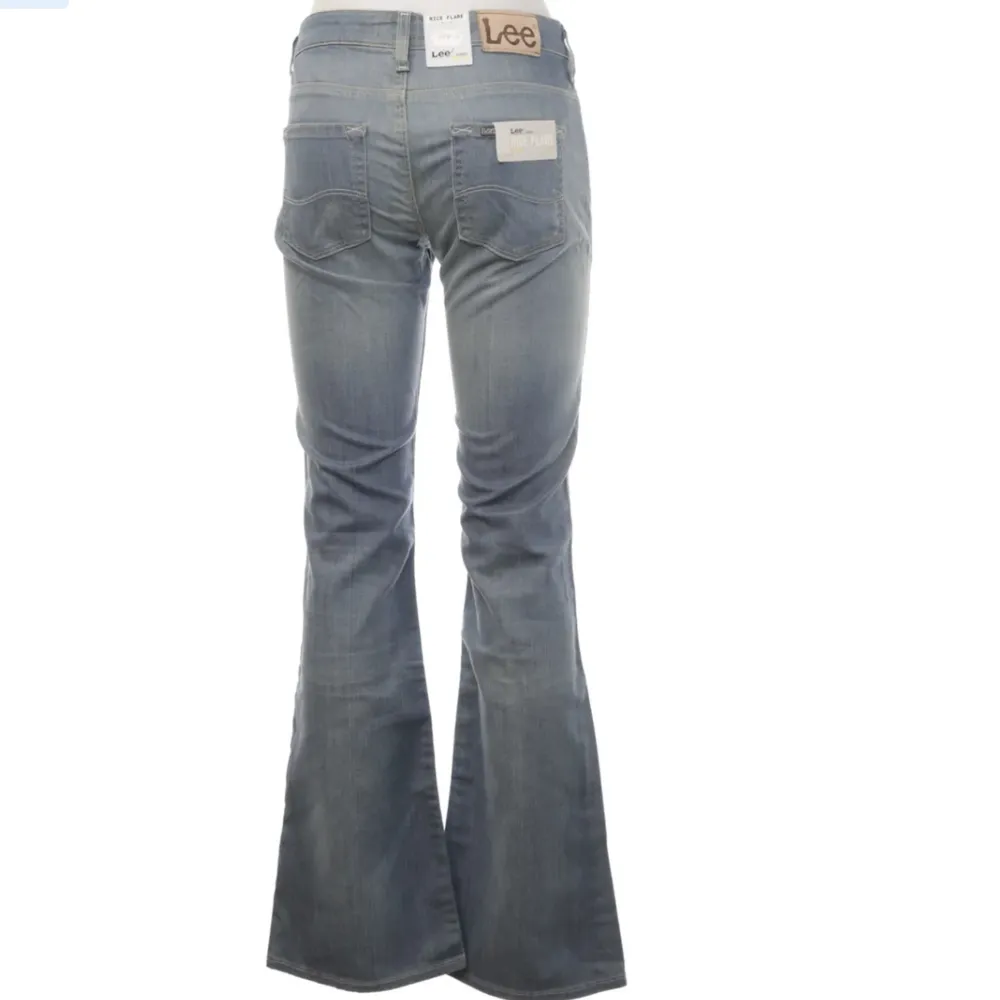Säljer dessa lee jeans jag köpt på sellpy 🦋 Midja - 76cm . Jeans & Byxor.