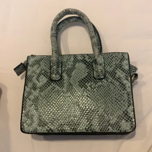 hanväska från hm - använd någon gång liten söt orm