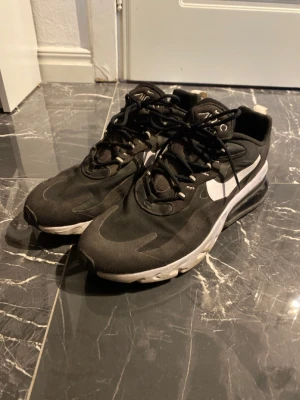 Nike air max 270 react sneakers - Säljer dessa skor eftersom att dom inte passar mig längre har använt dom ca 2-3 gånger och är i strålande skick, ny pris 1000kr
