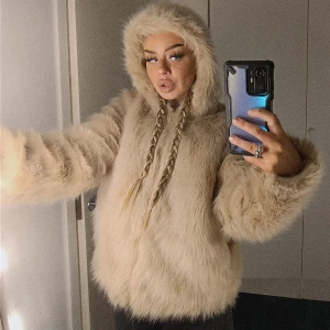 Ljus härlig, fluffig pälsjacka  - Mysig & härlig ljusbeige/brun pälsjacka med luva som bara är ett måste i garderoben 💕 (EJ äkta päls).
