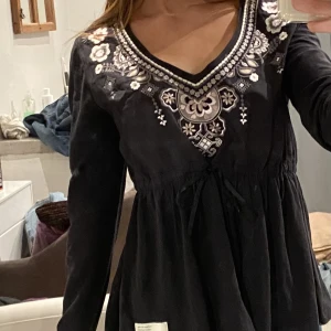 Odd Molly tröja - Superfin tröja från odd molly, som jag säljer då den tyvärr inte kommer till användning. Köpte för några månader sen och endast använt den ett fåtal gånger. Tröjan är i fint skick förutom lite slitningar vid ena snöret(bild 3). Storlek xs/s