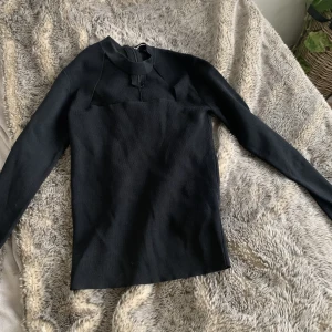 Zara - Säljer den trendiga Zaratoppen från 2022! Väldigt snygg till middagar med kompisar och till fest.💕