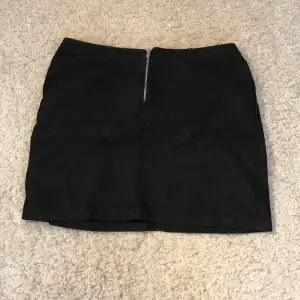 kjol från h&m, divided, fickor, jeans/stretchiga, mörkgrå/svart, strl M😊💕