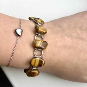 Söt tiger öga armband!🫧 - Super söt äkta tiger öga armband köpt i Italien❤️🐚 Längd: 7 cm. Köparen står för frakten❤️!