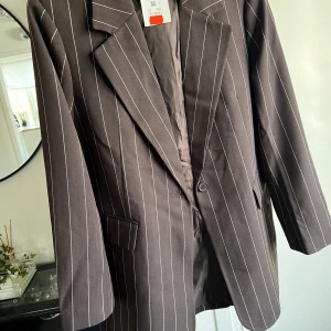 Kavaj - Ny kavaj från Bikbok. Nypris 599:- köpt på rea för 150:- Ej använd. 