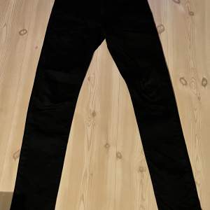 Svarta Levi’s Jeans Köptes för ungefär 1000kr Normal passform. Köparen står för frakt. W29 L32