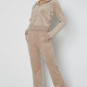 Juicy couture set  - Säljer nu mitt älskade juicy couture set, då det aldrig kommer till användning längre, storleken i byxorna och i ziphoodien är L. Men passar utmärkt till de som vanligtvis bär M i både byxa och topp då jag vanligtvis gör det. Köparen står för frakten💕