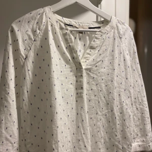 Vit blus  - Vit blus med små blåa detaljer, väldigt fin och är från Esprit, ny och i bra skick!💙