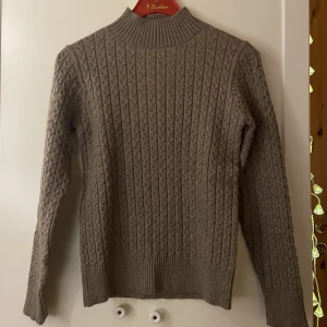 Stickad tröja  - Inte använd. Bra skick 