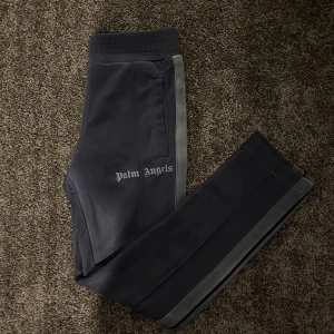 Palm angels limited edition  - Tjo säljer dessa sjukt limiterade Palm angels byxorna! Dom är i mycket bra skick dom är som nya! Dom är grå/blå