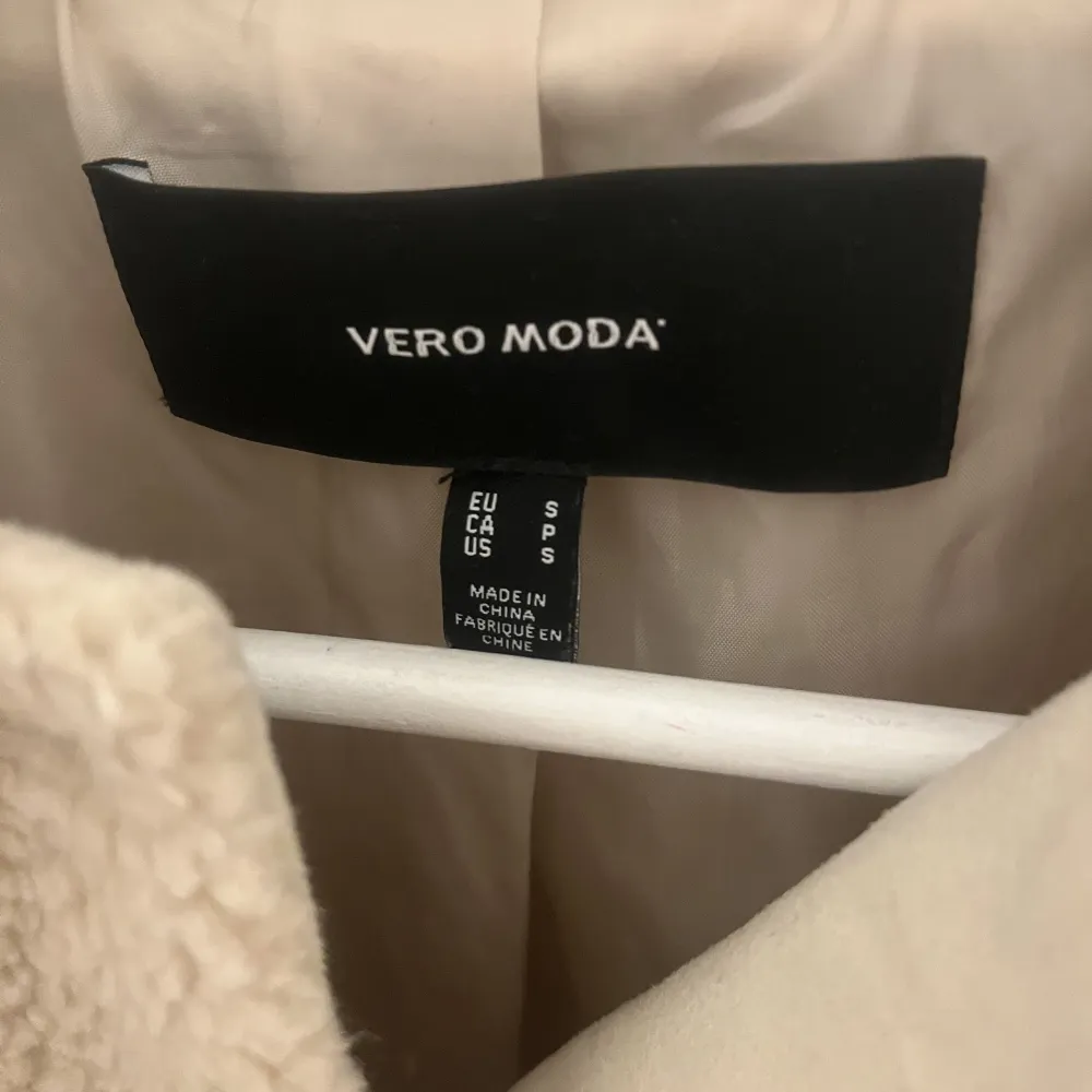 Super fin lurvig kappa från Vero Moda. Ny pris:ungefär 700kr men den har ett hål inuti ena fickan ,dock ser man inte den utanpå !  . Jackor.