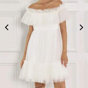Säljer nu min andra By malina klänning som inte kommer att komma till användning. Den är endast testad en gång!💕Köpte den för 3999:- säljer den vidare för 2500:-. Köparen står för frakten!💕