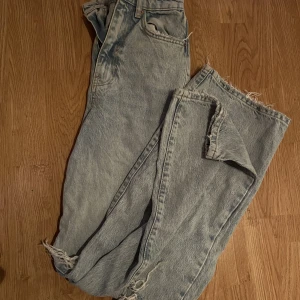 Jeans  - Hej! Säljer ett par jeans som tyvärr är för små i midjan o aldrig använda. Säljer dem för 250kr eller kom med bud:) köparen står för frakten❤️