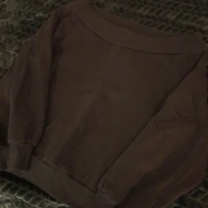 Offshoulder-tröja - Svart off shoulder-tröja med pösiga ärmar. Använd ett par gånger, men i fint skick.